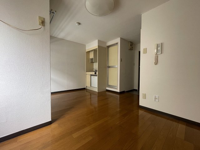 ロイヤルイン二宮の居間写真