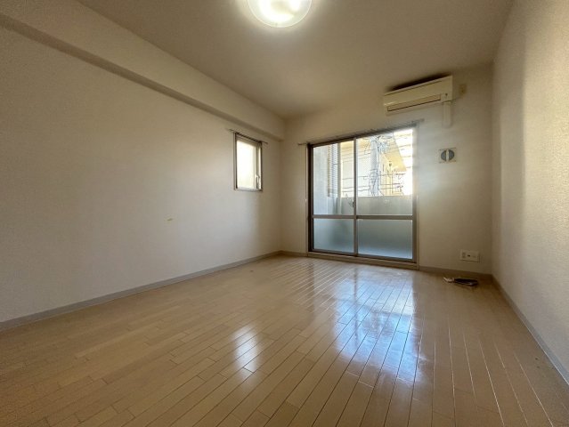 ライジングコート深江本町フラワーパークの居間写真
