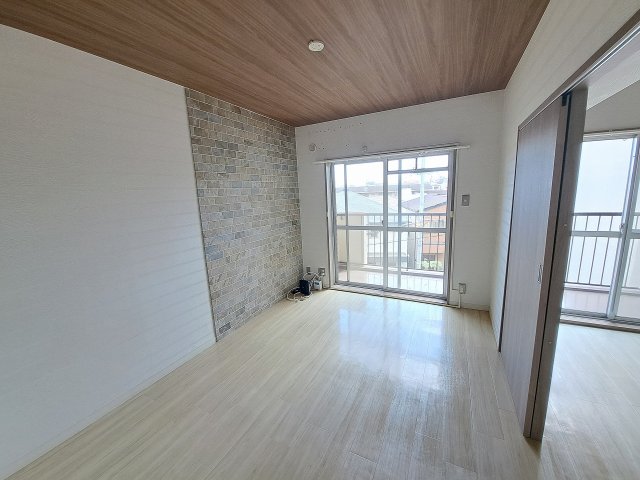 甲子園東行マンションの居間写真