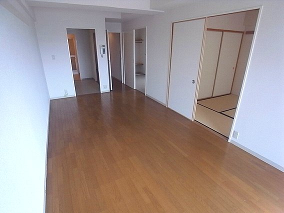 プロスペリテ神戸の居間写真