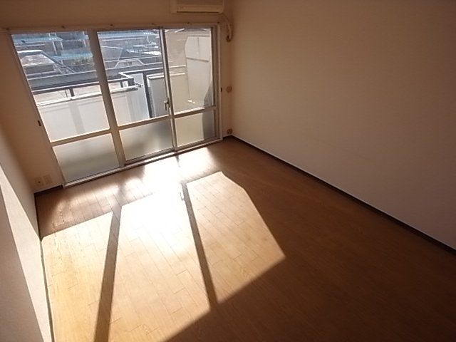 ホーユウコンフォルト芦屋の居間写真