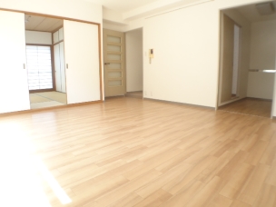 カワベ住吉川338ビルの居間写真