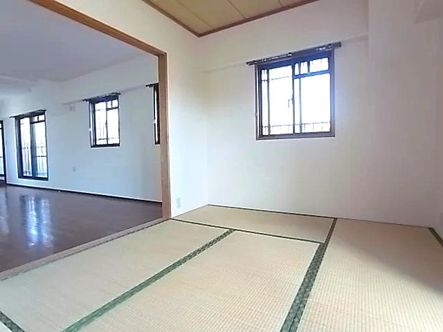 ロイヤル苦楽園の居間写真