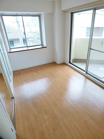 エバーグリーンフラッツの居間写真