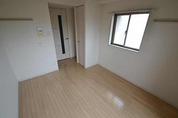 プレサンス三宮東アルバーナの居間写真