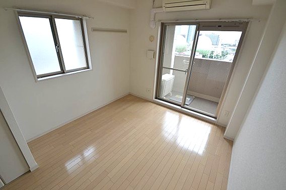 プレサンス三宮東アルバーナの居間写真