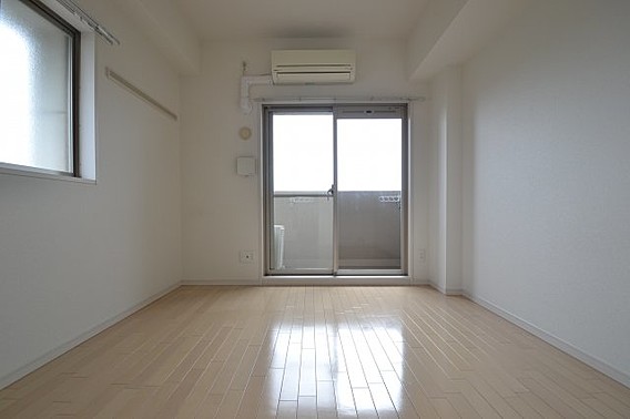 プレサンス三宮東アルバーナの居間写真