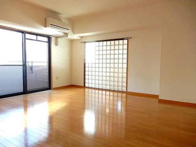 プレサンス神戸裁判所前の居間写真