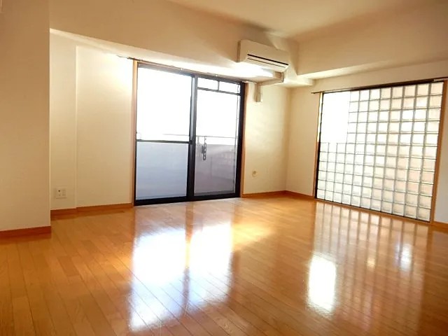 プレサンス神戸裁判所前の居間写真