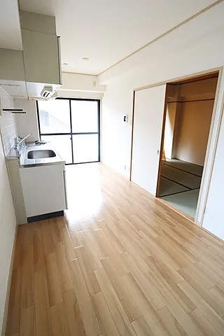 ミルフィール西岡本の居間写真