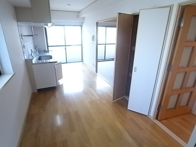 ミルフィール西岡本の居間写真