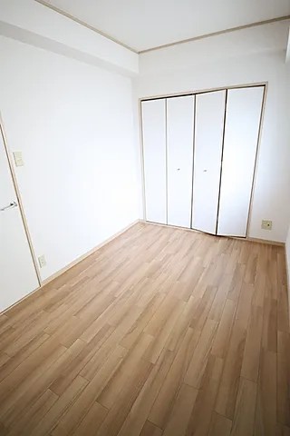 ミルフィール西岡本の居間写真