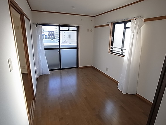 フェニックス本山の居間写真