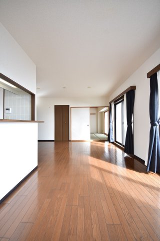 ディオレ新神戸の居間写真