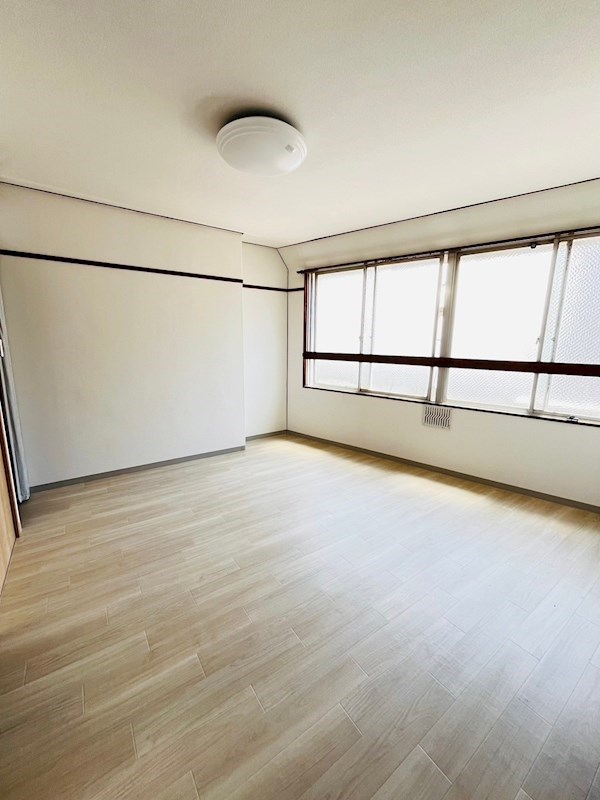 中一ビルの居間写真