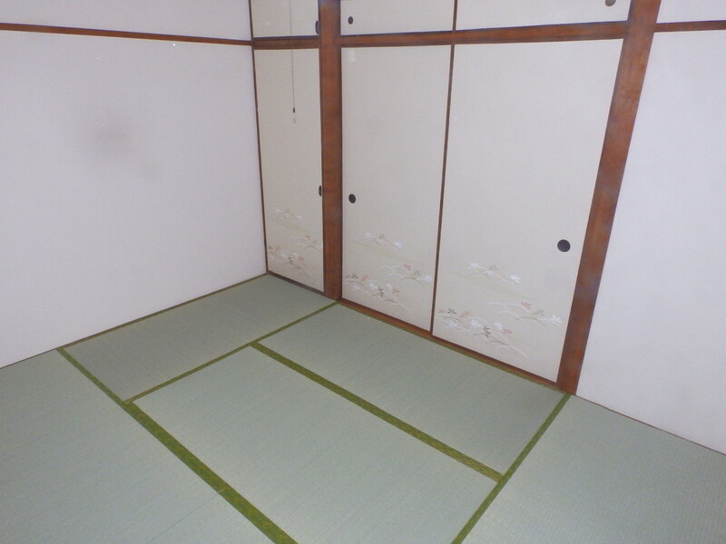 中一ビルの居間写真