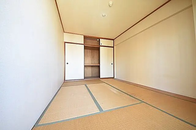 グランドメゾン中山手の居間写真