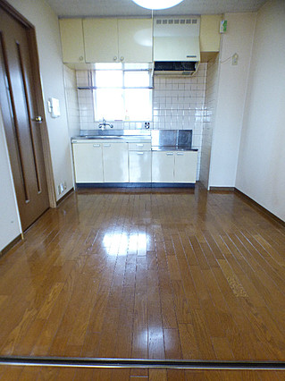 ラムール住吉の居間写真