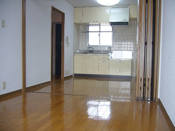 ラムール住吉の居間写真