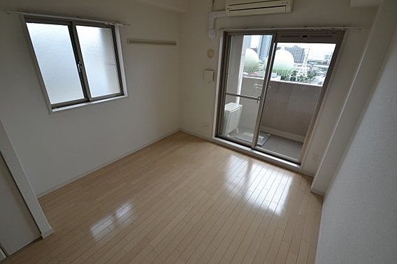 プレサンス三宮東アルバーナの居間写真