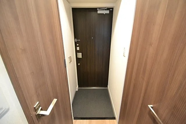 プレサンスジェネ新神戸ステーションフロントの玄関写真