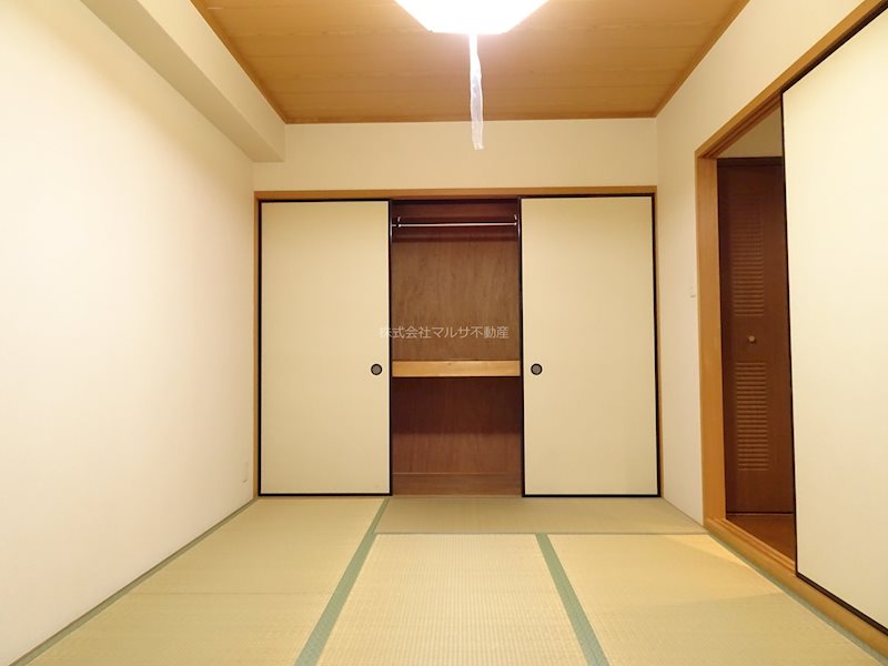 コモドカーサ新神戸の居間写真