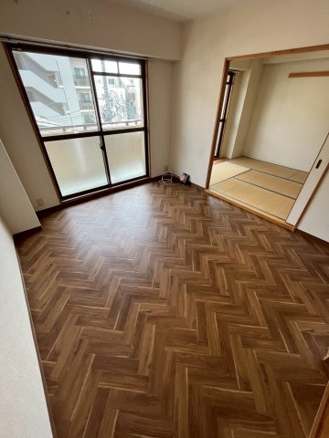 クレマンス甲東園の居間写真