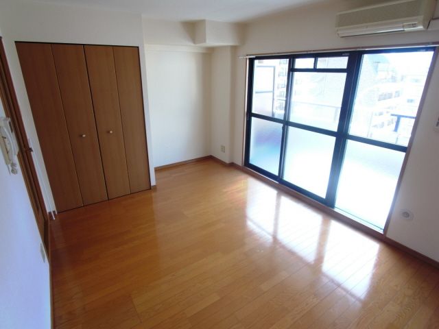 ディナスティ神戸元町通の居間写真