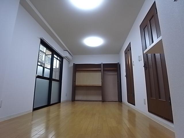 ワコーレフース本山の居間写真