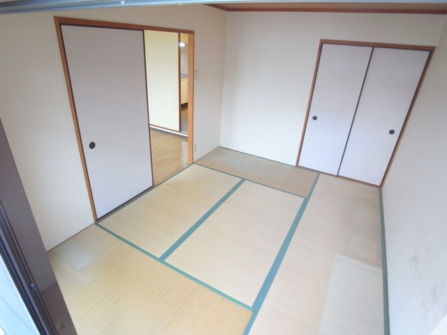 ロイヤルコート山本通の居間写真