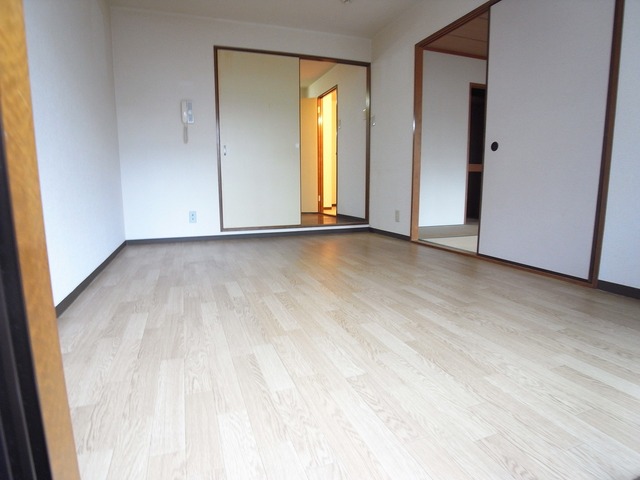 ロイヤルコート山本通の居間写真