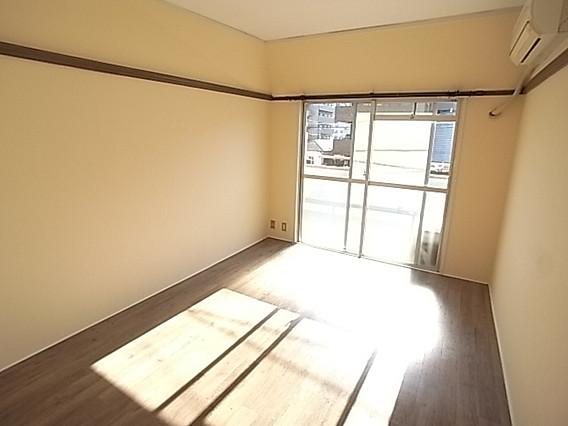 アクティ本山の居間写真