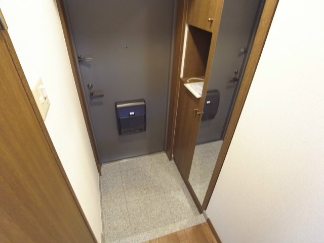 ウェルコート岡本の玄関写真