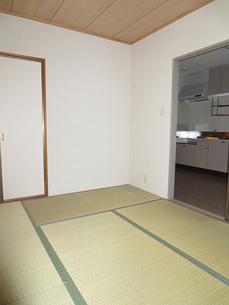 ジュネスAKAIの居間写真