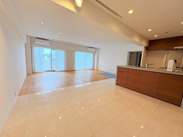 ゾンネンハイム芦屋の居間写真