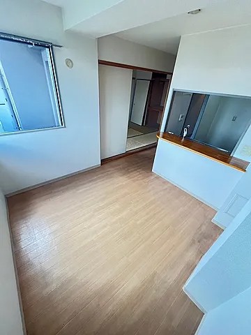 ヒルズ上甲子園の居間写真