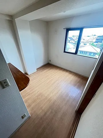 ヒルズ上甲子園の居間写真