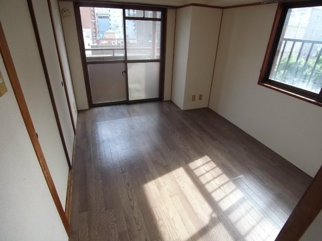 ライオンズマンション神戸元町の居間写真