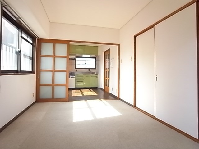 ライオンズマンション神戸元町の居間写真
