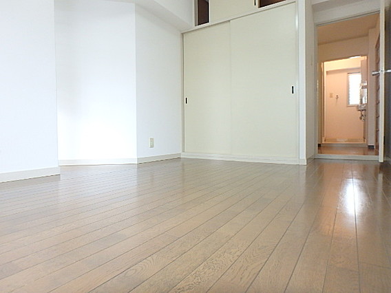 白い小さなMansion六甲の居間写真