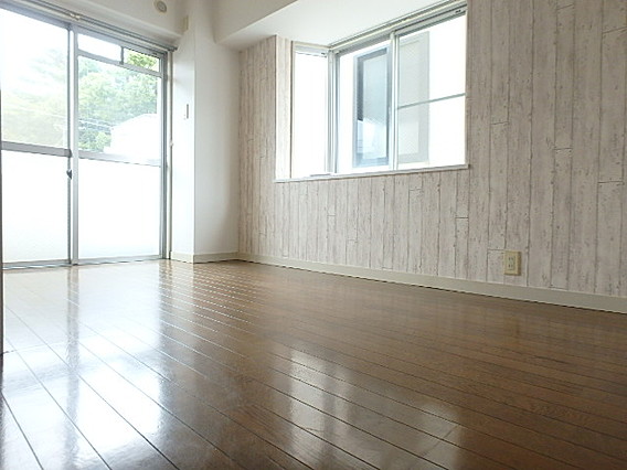白い小さなMansion六甲の居間写真