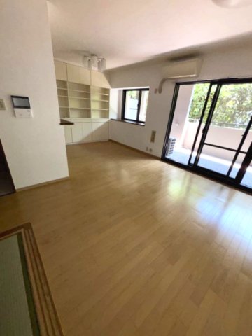 ロイヤルアーク芦屋の居間写真