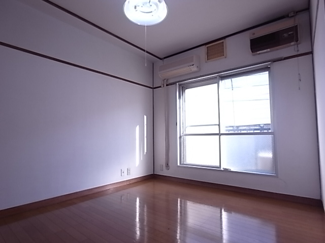 脇浜マンションの居間写真
