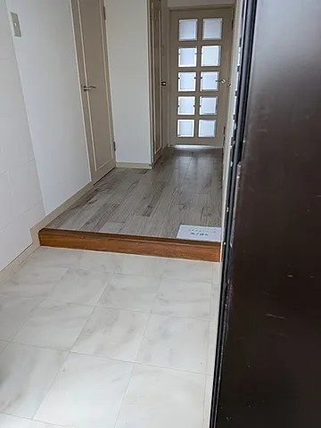 ラポルテ西館の玄関写真