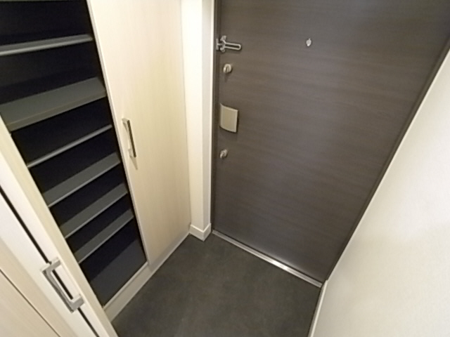 プレサンスみなと元町駅前の玄関写真