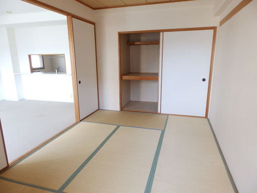 パーク・ハイム六甲八幡町の居間写真