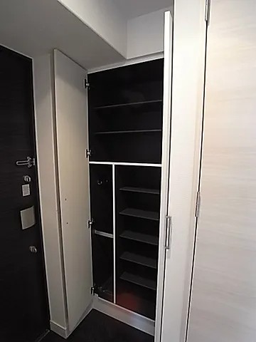 プレサンス神戸元町の玄関写真