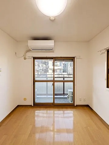 ニューライフ岡本の居間写真
