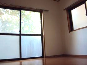 クレーン奥山1番館の居間写真