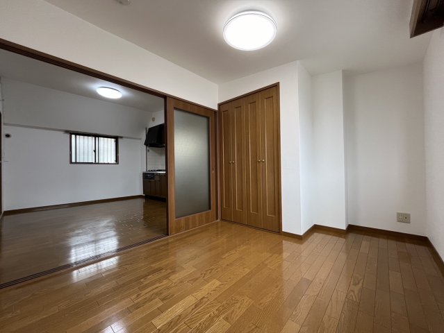 八幡西島田ハイツの居間写真